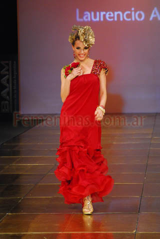 Emilia Attias con un vestido rojo con volados